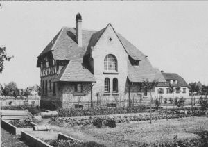 le presbytère et les monuments aux morts, rue Bruat